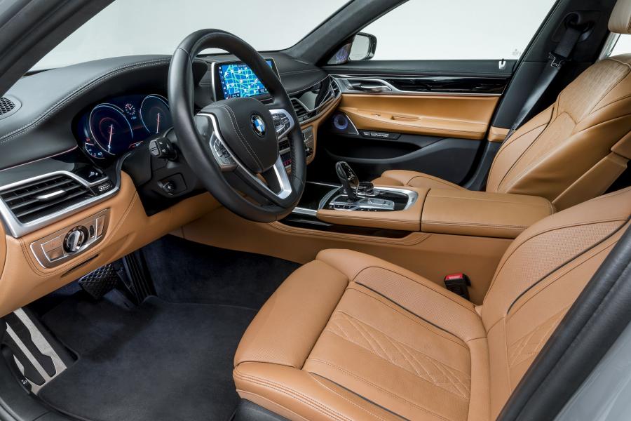 Интерьер BMW 750i xDrive M Sport (G11) 2016 года  (NA) (фото 17 из 47)